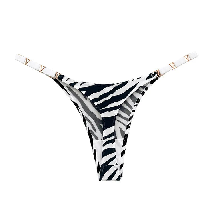 Curvalu Calcinha T-back Estampa Animal Print com Detalhe Metálico